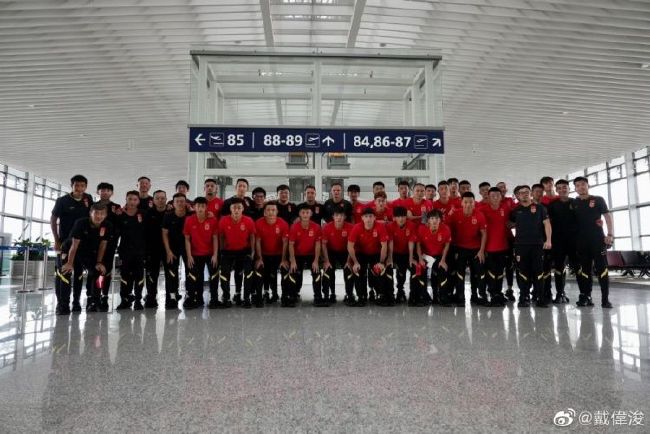 虽说他之前与顾叔叔有过约定，只要钟叔不回港岛，他就不再为难钟叔，但是他现在用这种办法逼着钟叔不得不回去，只要钟叔的脚踩在港岛的地面上，那姓刘的找人杀了钟叔，就不会违背他当初对顾叔叔的承诺，到时候顾叔叔也没任何理由去找他的麻烦……想到这里，叶辰不禁冷笑：这个姓刘的，还真是打得一手好算盘。
